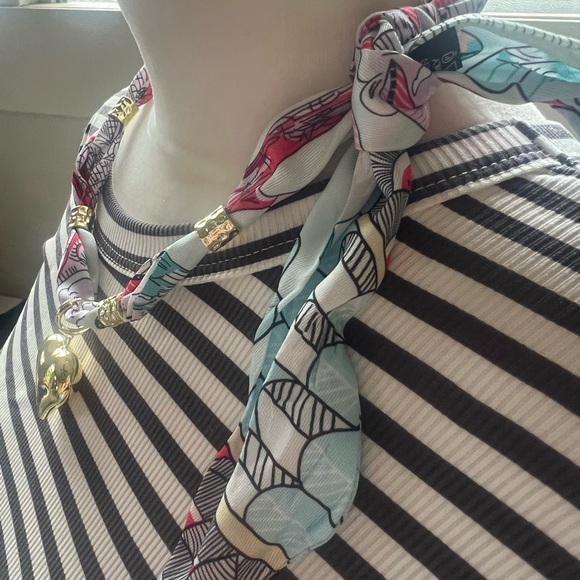 Handkerchief necklace - Picture 2 of 3